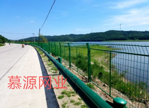 高速公路常用隔离网：公路隔离网、防炫目网、护栏板