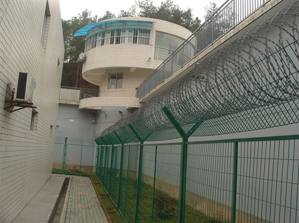 监狱副警戒线防攀越式隔离网规格参数