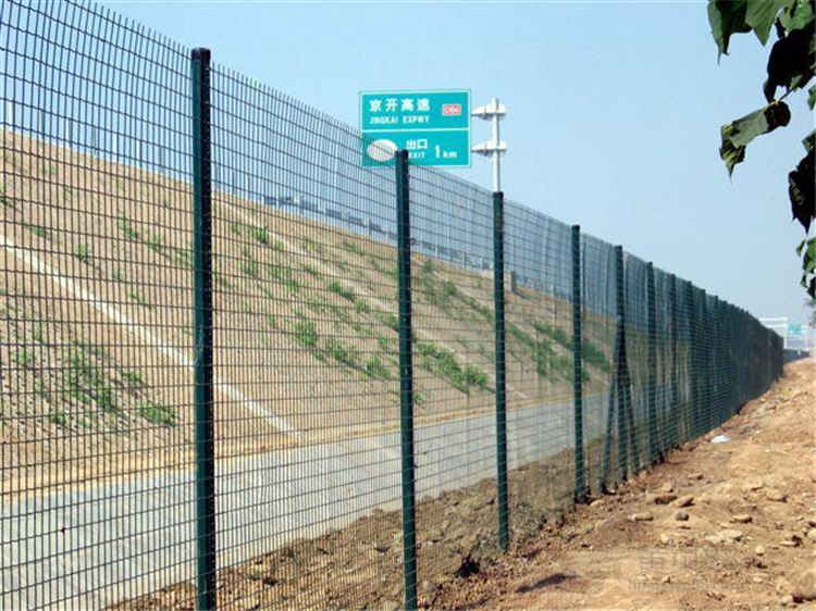公路护栏网用处及运用规模