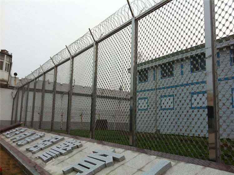 看守所、拘留所安装防攀爬金属隔离网时的注意事项