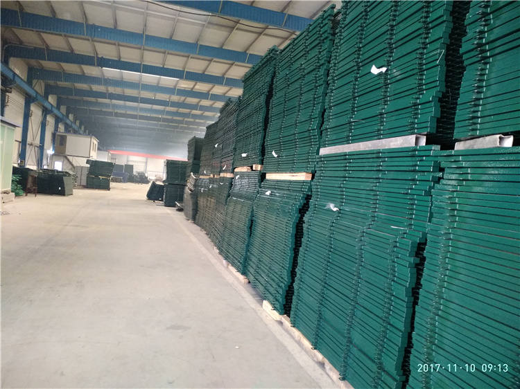 铁路隔离网与铁路通线封闭栅栏的区别