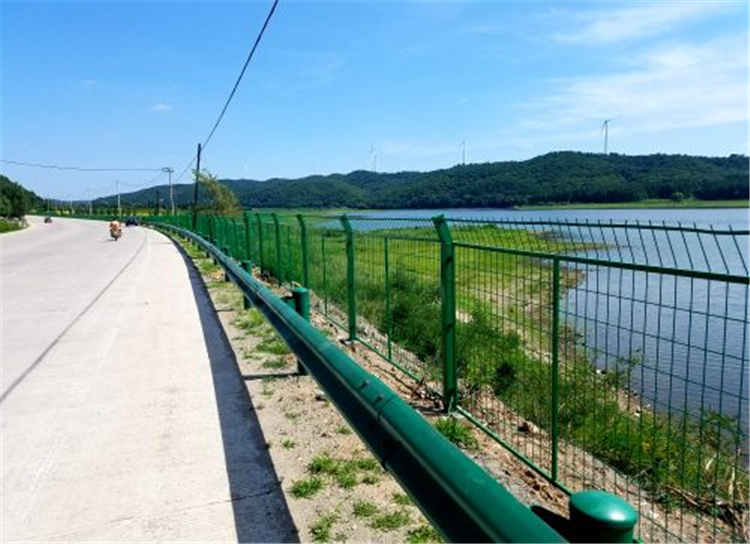高速公路护栏网安装施工的要求