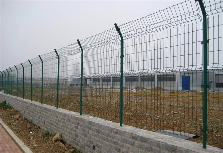 公路护栏网两种防腐工艺的优劣分析 