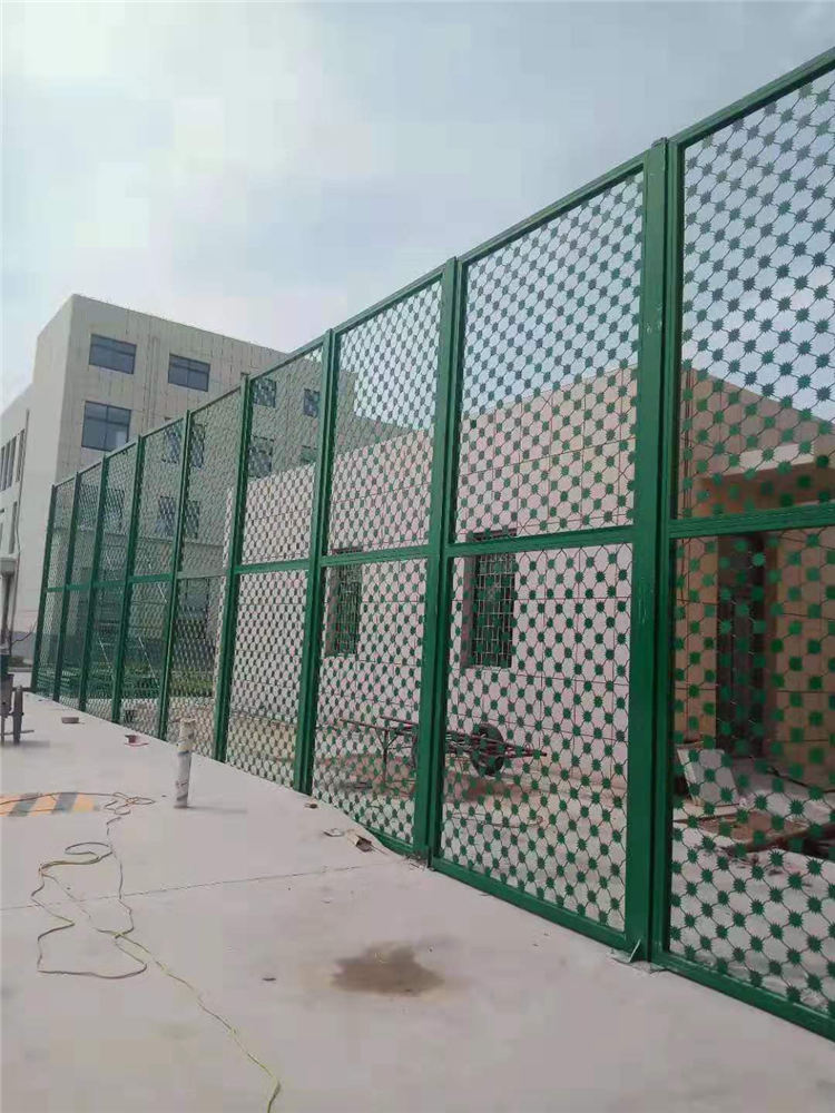 ​西安监狱城安装梅花刺隔离网作为各个功能区钢网墙