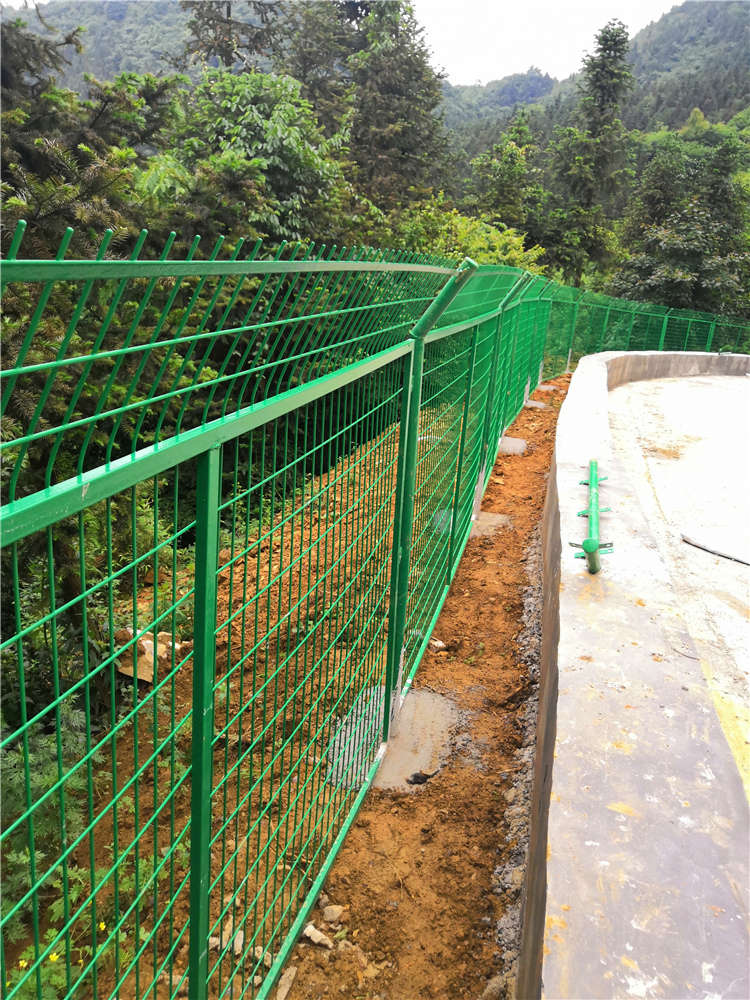 干渠两侧防护网水利设施隔离网护栏